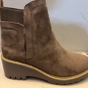 Hey Girl by Corky's Basic Boot, Size 9 Womens Slip-On, NEW